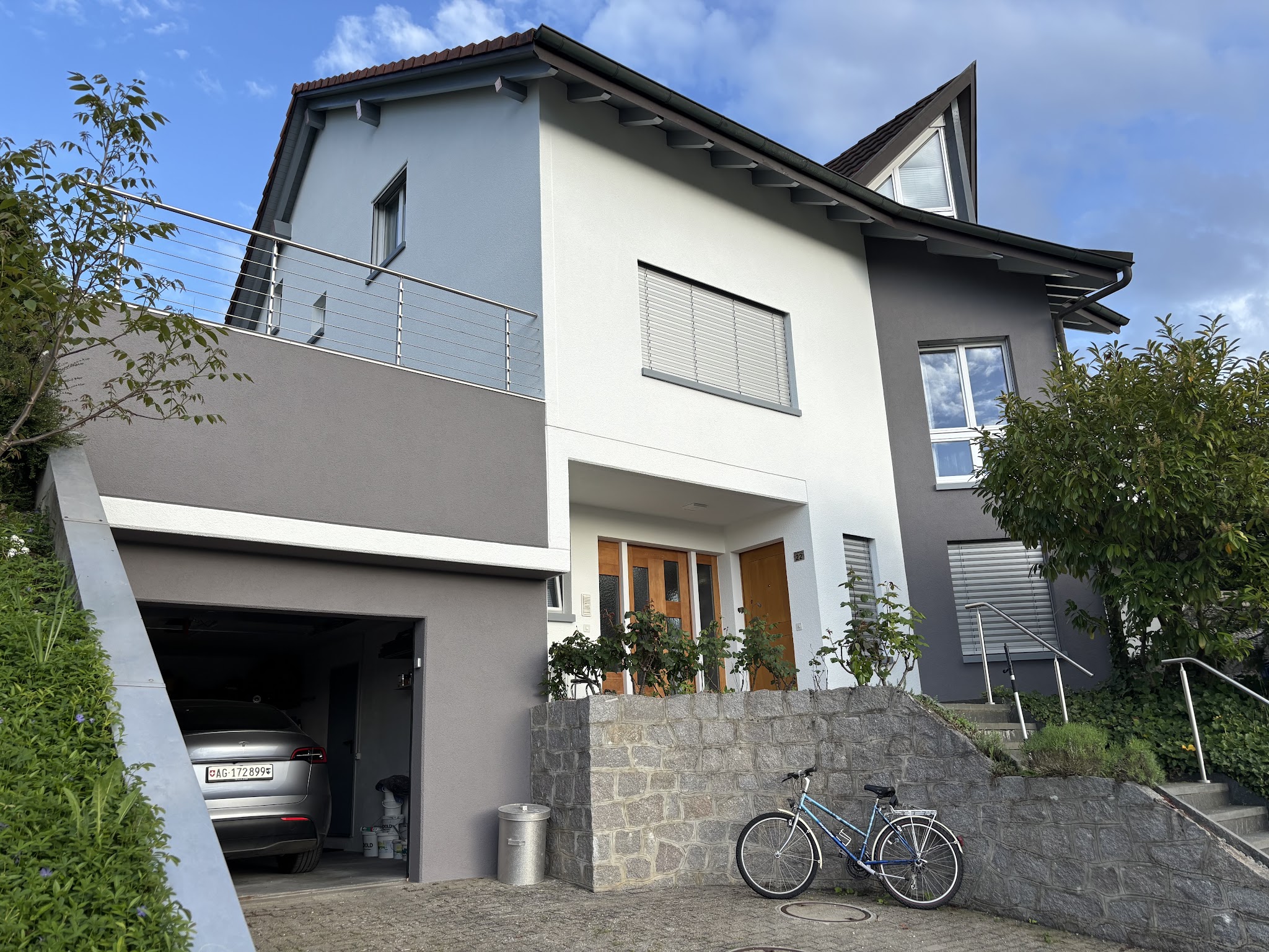 Fertig gestrichene Hausfassade in modernem Grau-Weiss