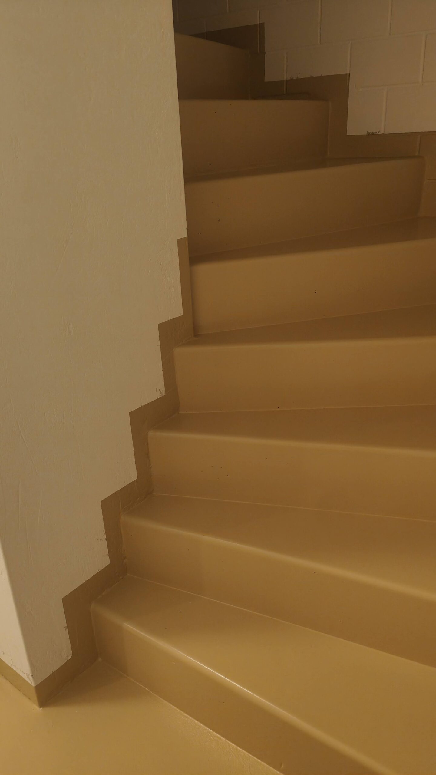 Fertig lackierte, glänzende Holztreppe in Cremeweiss