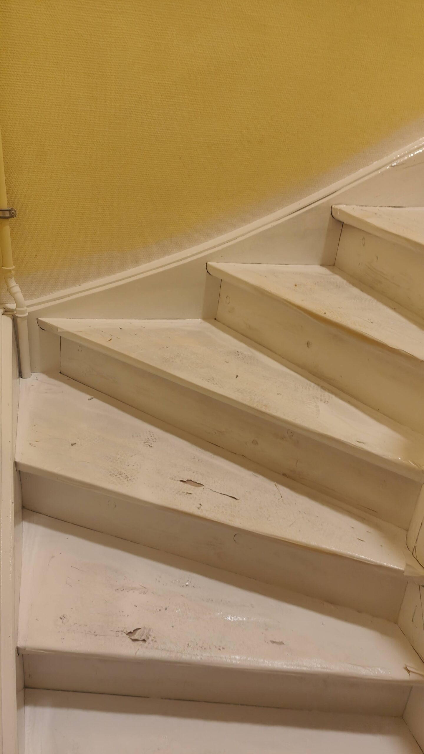 Fertig lackierte Treppe in warmem Braunton